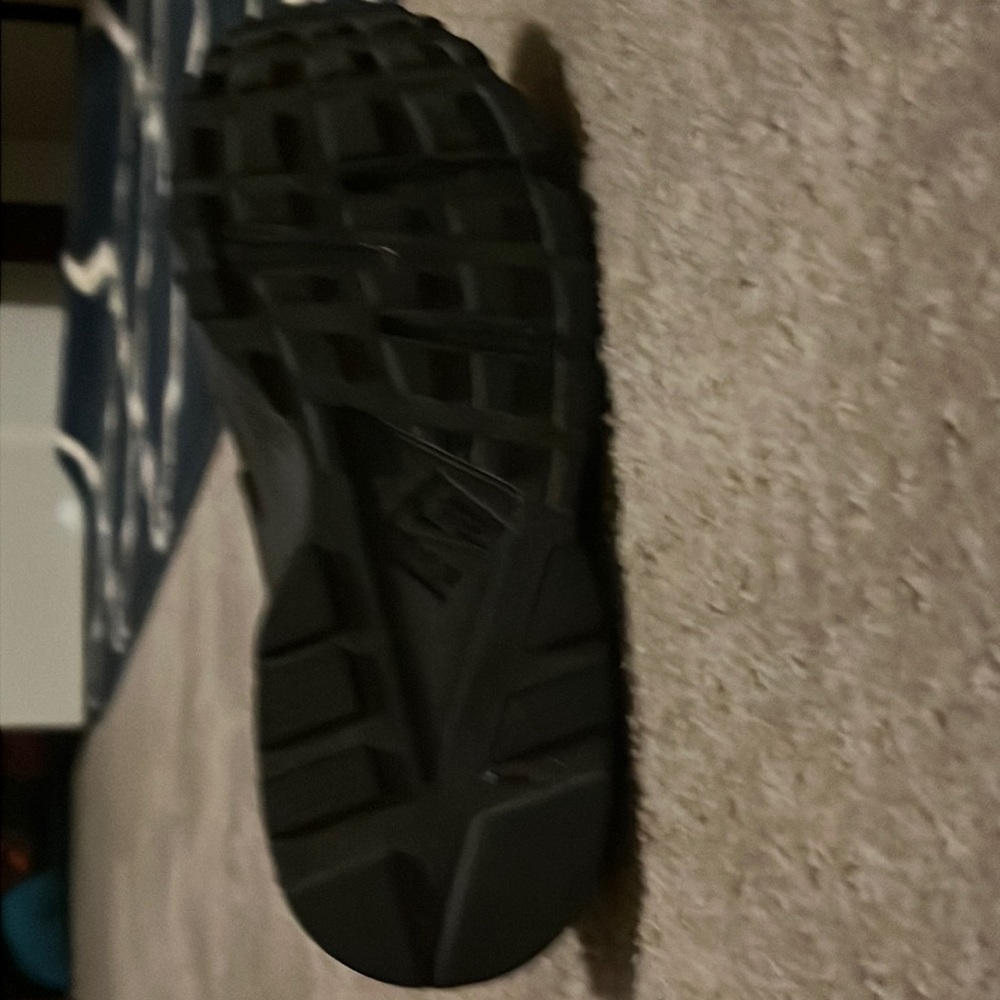 Nike shoes - Picture 4 of 5